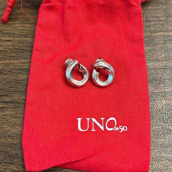 Uno de 50 sterling post earrings - Picture 1 of 4